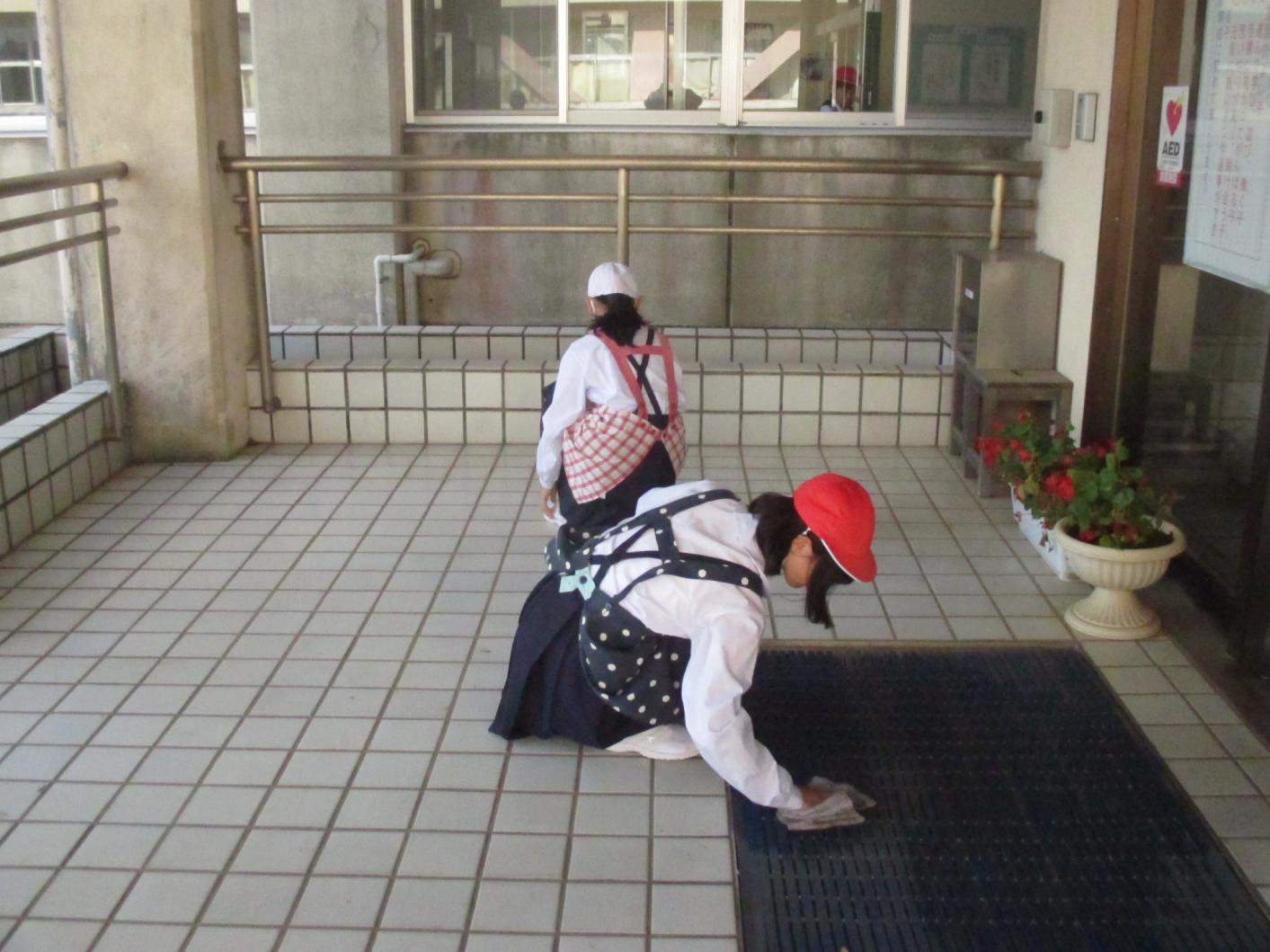 児童による清掃1 児童による清掃1