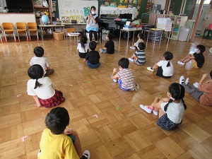 保育室にて(つき) 保育室にて(つき)