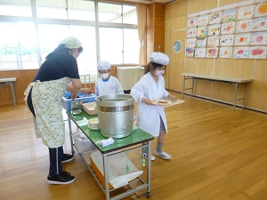 運び