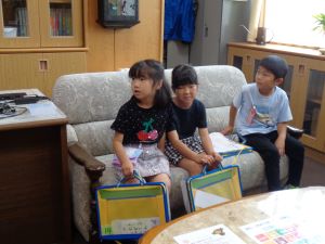 校長室のソファーに座ってみました 校長室のソファーに座ってみました