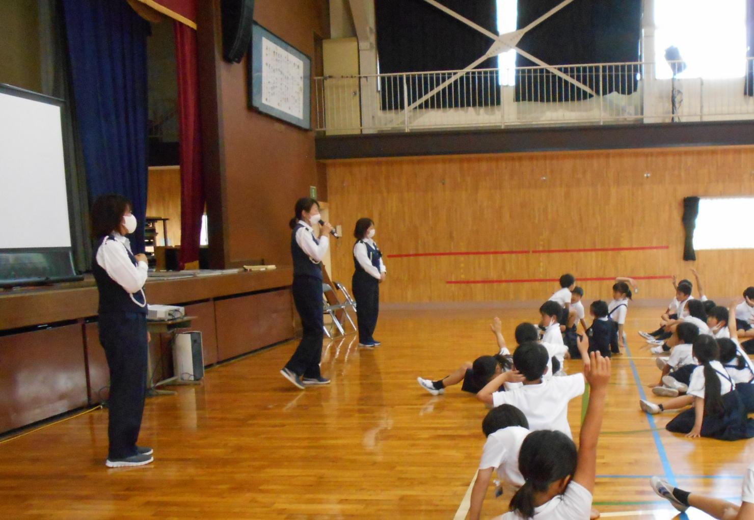 安全確認は右、左、右後ろ 安全確認は右、左、右後ろ
