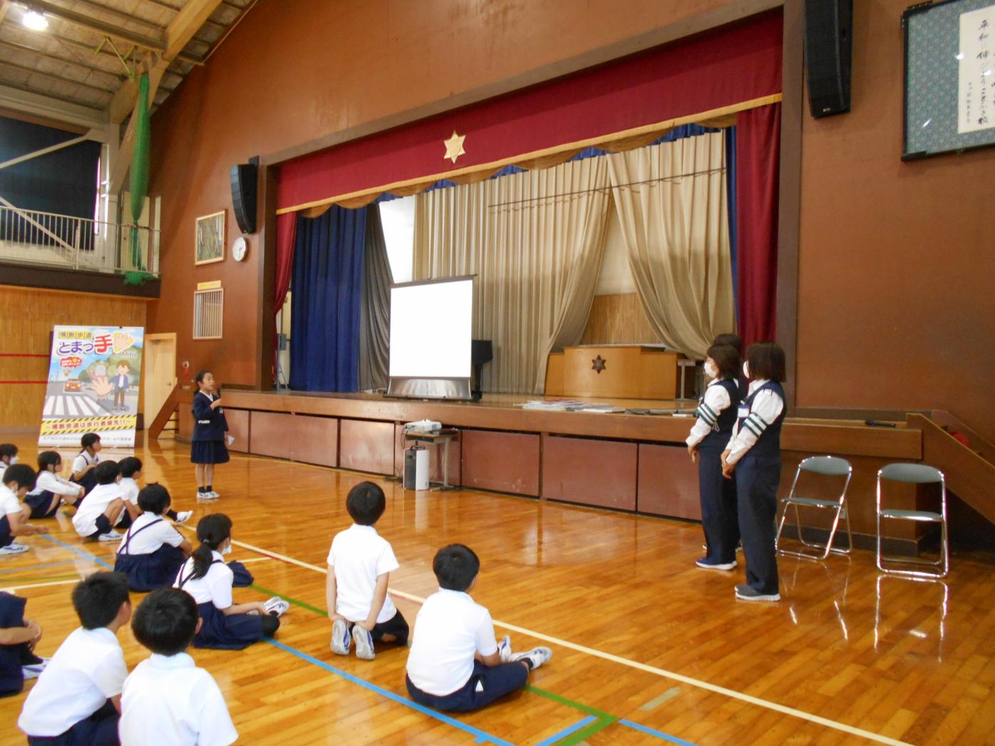 丁寧に教えてくださった講師の先生方にお礼の言葉を言います。 丁寧に教えてくださった講師の先生方にお礼の言葉を言います。