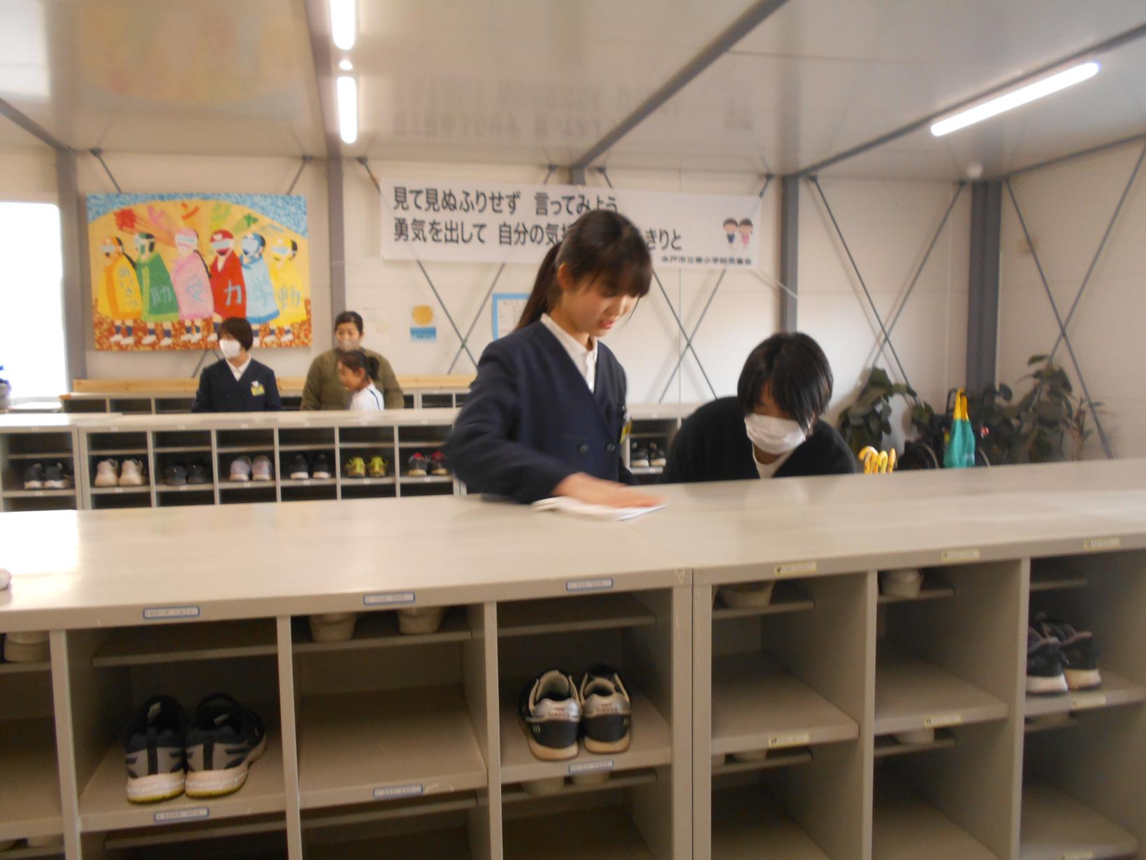 掃除(昇降口) 掃除(昇降口)