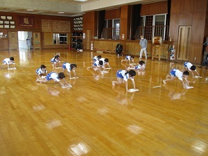 まずは雑巾がけ
