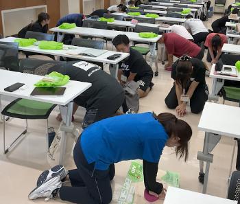 AED研修での胸骨圧迫訓練の様子 AED研修での胸骨圧迫訓練の様子