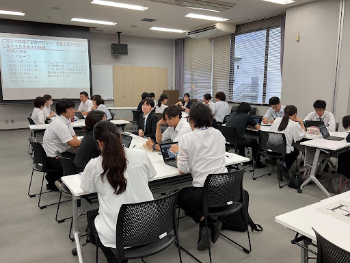 学活ワークシートを持ち寄った競技の様子 学活ワークシートを持ち寄った競技の様子