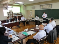 会議室で行われた議事