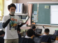 教師もタブレットをもって机間指導