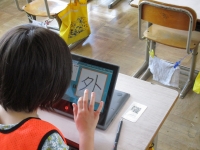 指で漢字の書き順を確認しています 指で漢字の書き順を確認しています