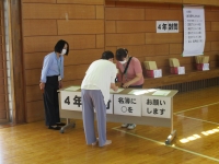 学年ごとに受渡しを行っています