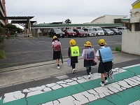 班長さんを先頭に並んで登校