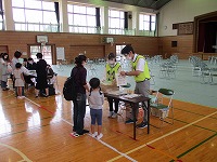 受付後,保護者の方と一緒に各会場を回ります