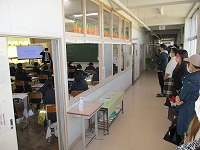 廊下からの参観の様子