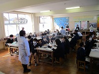 理科室での参観の様子