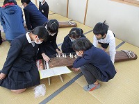 男子も女子も興味津々です