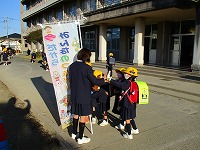 昇降口の前で