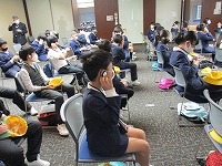 工場見学はイヤホンを付けて