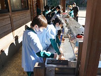 焼いた杉板を洗い,きれいにしています
