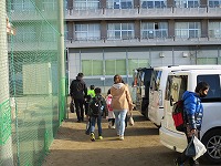 人の行き来はネットと自動車の間を 人の行き来はネットと自動車の間を