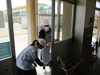 昇降口の清掃