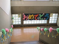 階段や教室の飾りつけ