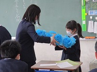 2年生からの記念メダル贈呈 2年生からの記念メダル贈呈