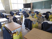 机と椅子の整理整頓の様子