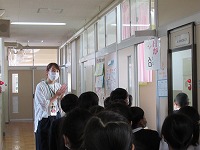 学校探検の様子