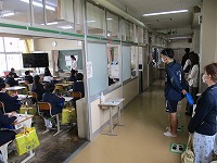 廊下からの参観の様子