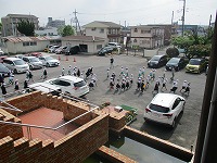 校舎の東側を通って