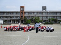 校庭では学年ごとに集合 校庭では学年ごとに集合