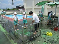 プール清掃の様子1