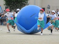 4年生:空飛ぶ大玉リレー 4年生:空飛ぶ大玉リレー