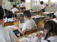 図工の授業の様子1