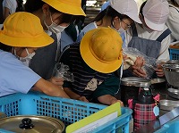 飯盒でご飯を炊く準部をしています 飯盒でご飯を炊く準部をしています