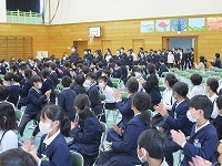 温かい拍手で入場