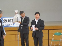 水戸市と緑岡小へ贈呈されました 水戸市と緑岡小へ贈呈されました