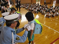 代表児童へ反射材の取付
