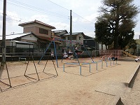 ルールを守って遊具を使っている様子 ルールを守って遊具を使っている様子