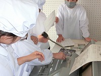 スムーズに機器を操作しています