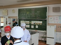 先生の話をしっかり聞きます。