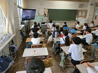 先生の顔(モニター越し)を見て、きちんと話を聞く様子 先生の顔(モニター越し)を見て、きちんと話を聞く様子