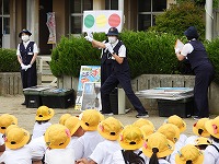 信号を前にして。