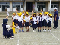 横断中!しっかり周りを確認します。 横断中!しっかり周りを確認します。