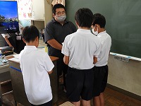 担任の先生と練習中。