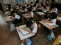 黙々と学習を進めるようす