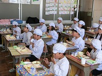 しっかりと話を聞く児童の皆さん