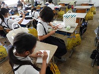 縫い物中