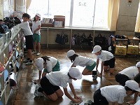みんなで協力して雑巾がけ