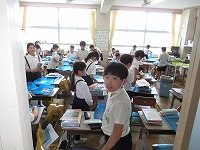 机の中も取り出して、きれいにしています。 机の中も取り出して、きれいにしています。